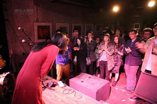 女诗人邀请观众摸胸,是艺术还是色情?