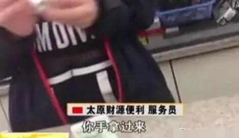 酒店前台小姐一夜火了 摄像头拍下全过程