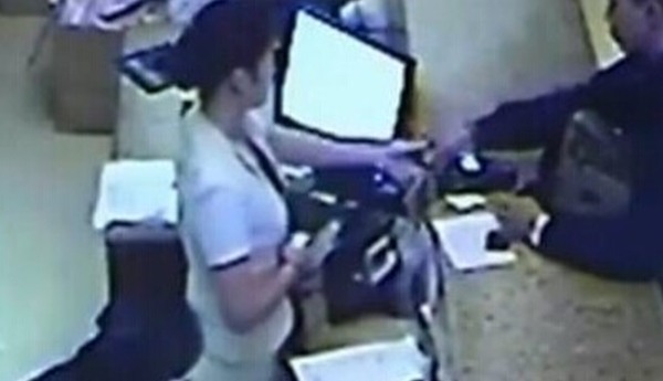 酒店前台小姐一夜火了 摄像头拍下全过程