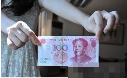 酒店前台小姐一夜火了 摄像头拍下全过程